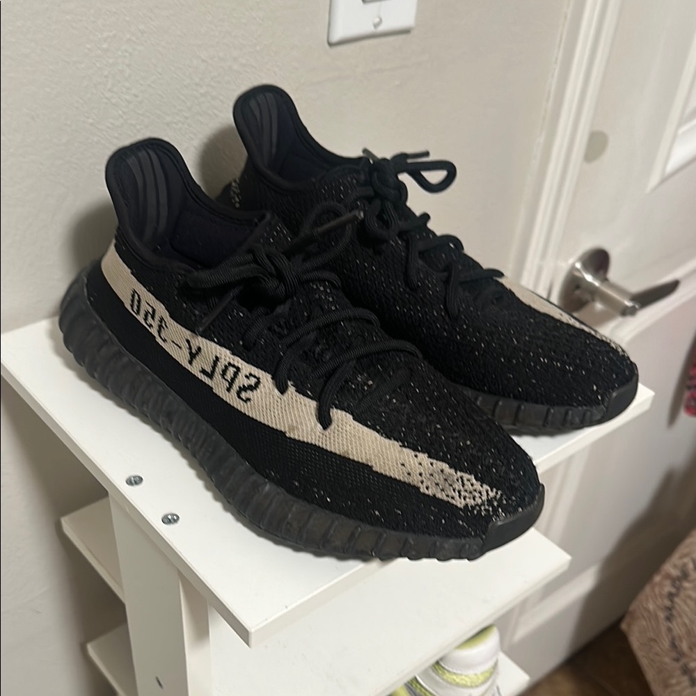adidas Yeezy Boost 350 V2
Core Black White